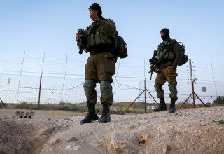 חיילים סמוך למעבר מיתר (צילום: וויסאם השלמון פלאש 90)