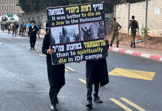 שלט מחריד בהפגנת החרדים נגד הגיוס לצה"ל (צילום: אבשלום ששוני)