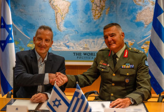 מעמד החתימה על מכירת מערכת ההגנה האווירית ליוון (צילום: דוברות משרד הביטחון)