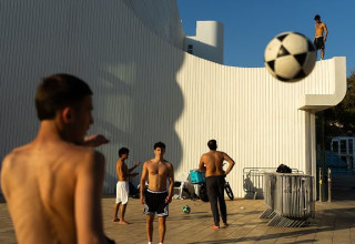 ילדים משחקים כדורגל, אילוסטרציה (צילום: Erik Marmor/Getty Images)