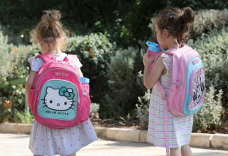 פתיחת שנת הלימודים. ילדות הולכות לגן ולבית ספר (צילום: מרק ישראל סלם)