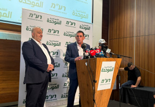 יואב סגלוביץ' בהצהרה משותפת עם מנסור עבאס (צילום: ללא קרדיט)