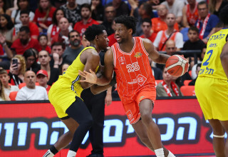 דן אוטורו שחקן הפועל תל אביב מול ג'יילן הורד שחקן מכבי תל אביב (צילום: אודי ציטיאט)