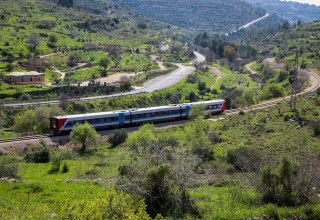 רכבת חוצה דרך עמק הרפאים בפאתי ירושלים (צילום: גרשון אלינסון, פלאש 90)