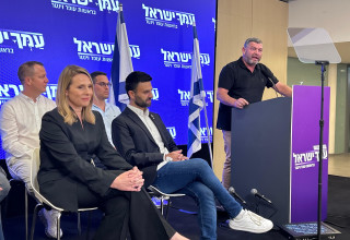 עופר וינטר במהלך ההצהרה (צילום: אבשלום ששוני)