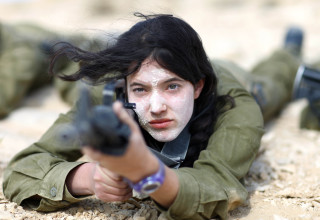 לוחמת בבית ספר למ"כים ולמקצועות חי"ר (צילום: אדיר סולטן פלאש 90)