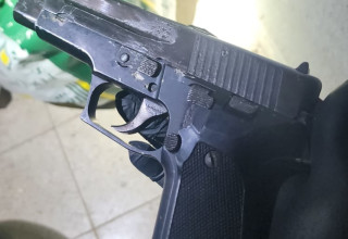 אקדח שנתפס על ידי המשטרה (צילום: דוברות המשטרה)
