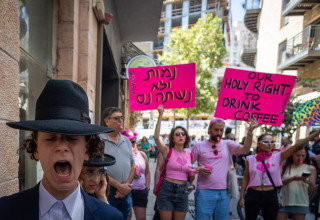 מחאה מחוץ ל"קפה בסמטה" בירושלים (צילום: אורן בן חקון, פלאש 90)
