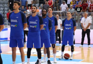 מדר ושחקני הנבחרת בקרואטיה (צילום: אודי ציטיאט)