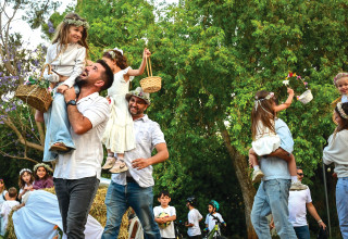 חגיגת שבועות בקיבוץ חוקוק (צילום: מיכאל גלעדי פלאש 90)