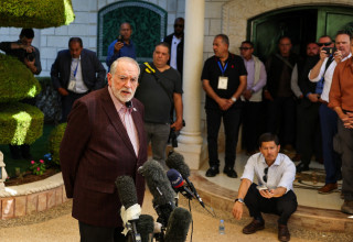 מייק האקבי בביקור באיו"ש, ספטמבר 2026 (צילום: רויטרס)