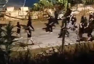 רעולי הפנים בדרכם למתחם האימונים של בית"ר ירושלים (צילום: מסך)