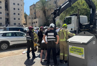 חילוץ אדם מפח אשפה מוטמן בירושלים (צילום: כבאות והצלה לישראל)