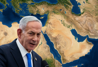 בנימין נתניהו על רקע מפת המזרח התיכון (צילום: חיים גולדברג, פלאש 90)