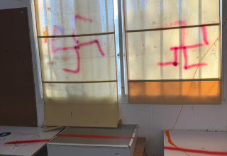 צלב קרס בפרדס חנה (צילום: דוברות המשטרה)