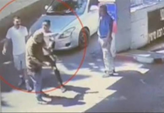 תקיפת מנהל החניון (צילום: צילום מסך)