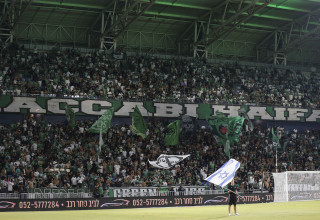 אוהדי מכבי חיפה במשחק מול הפועל פתח תקוה. כ-23 אלף הגיעו למשחק בסמי עופר (צילום: מאור אלקסלסי)