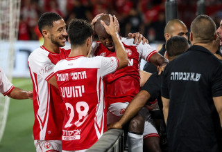 שחקני הפועל באר שבע חוגגים עם ג'בון איסט (צילום: קובי אליהו)