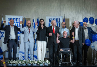 בנימין נתניהו ומשורייני הליכוד  (צילום: חיים גולדברג, פלאש 90)