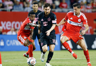 ליאו מסי מול רוברט לבנדובסקי ב-MLS (צילום: KAMIL KRZACZYNSKI / AFP via Getty Images)