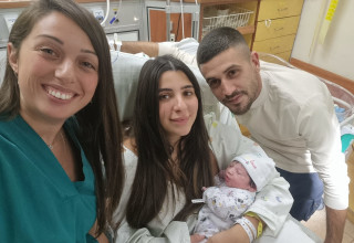 לין ועילאי ואקנין עם בתם בבית החולים וולפסון (צילום: בית חולים וולפסון)
