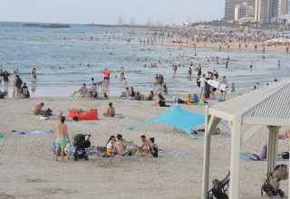 מבלים בחוף הים בתל אביב, ראש השנה תשפ"ז (צילום: אבשלום ששוני)