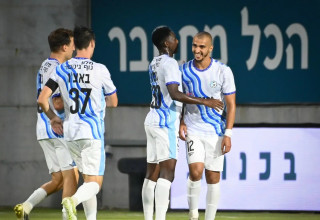 קייס גאנם ושחקני עירוני טבריה חוגגים מול הפועל ירושלים (צילום: ברני ארדוב)