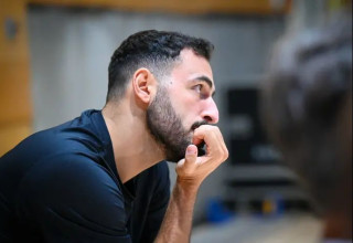 מחכה בצד. זלמנסון (צילום: ברני ארדוב)