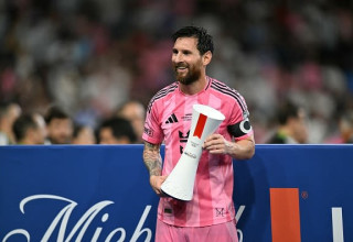 עוד גביע לאוסף. ליאו מסי (צילום: CHANDAN KHANNA / AFP via Getty Images)