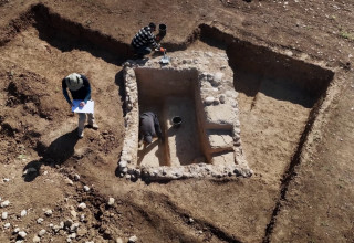 מקווה הטהרה כפי שהתגלה בשכונת כרמי גת (צילום: אמיל אלג'ם, רשות העתיקות)