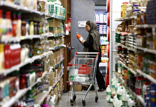 אישה איראנית קונה בסופרמרקט (צילום: REUTERS)