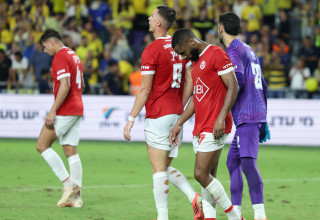 שחקני הפועל תל אביב מאוכזבים (צילום: דני מרון)