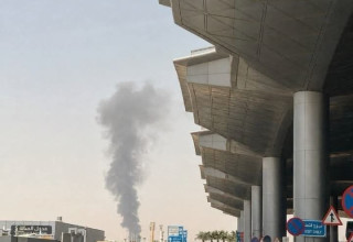 עשן שחור סמוך לנמל התעופה בריאד (צילום: רשתות ערביות)