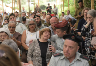 סגן שני עם איבון כהן, אחותו של יעקב זריהן ז"ל (צילום: דובר צה"ל)