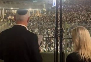 ראש הממשלה בנימין נתניהו בתפילה בכותל המערבי (צילום: צילום מסך)