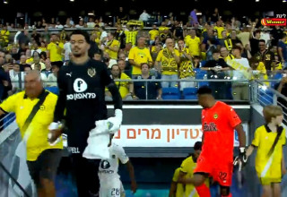 שחקני מכבי נתניה ומכבי תל אביב בעלייה לדשא (צילום: צילום מסך)