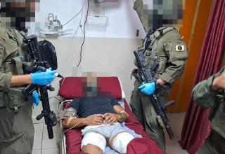 המחבל שחשוד בביצוע הפיגוע בבנימין לאחר שנתפס על ידי כוחות הביטחון  (צילום: שימוש לפי סעיף 27א')
