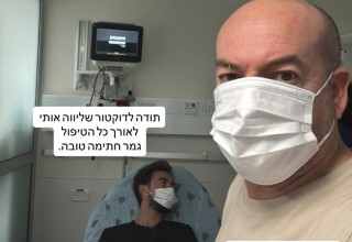 אייל ברקוביץ' לצד בנו ליאור ברקוביץ' בבית החולים בצאת יום כיפור (צילום: מסך)