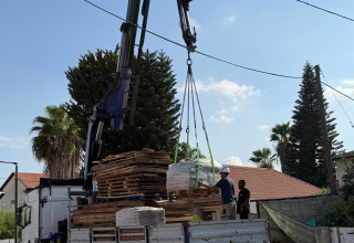העברת הצריף בכפר אוריאל (צילום: דוברות)