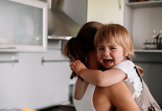 ילדה תינוקת פעוטה בוכה אמא גן  (צילום: Shutterstock)