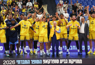 שחקני מכבי תל אביב אחרי הזכייה בסופרקאפ (צילום: דני מרון)