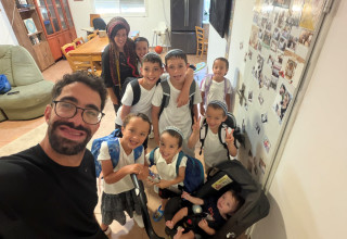 מוריה זנזורי ביחד עם בן זוגה ושמונת ילדיהם (הביולוגיים) (צילום: אלבום פרטי)