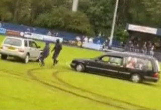 רכב הלוויות ורעולי הפנים במגרש (צילום: צילום מסך, X (טוויטר))