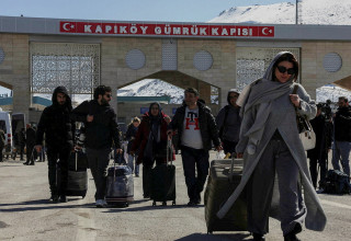 איראנים בגבול טורקיה (צילום: REUTERS/Dilara Senkaya)