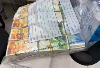 השטרות שנתפסו במחסום בית חורון (צילום: דוברות המשטרה)