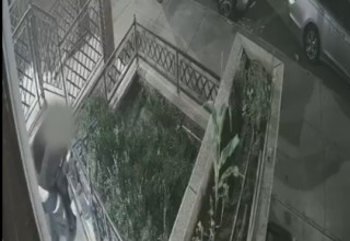 מצלמות אבטחה מתעדות את התקיפה בברוקלין (צילום: צילום מסך רשת X)