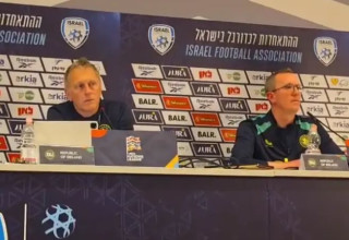 היימיר הלגרימסון מאמן נבחרת אירלנד לצד יו"ר ההתאחדות במסיבת העיתונאים (צילום: אודי ציטיאט)