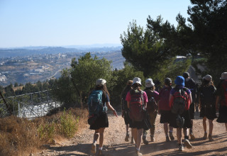 מטיילים בגוש עציון בחול המועד סוכות (צילום: בית הספר שדה כפר עציון)