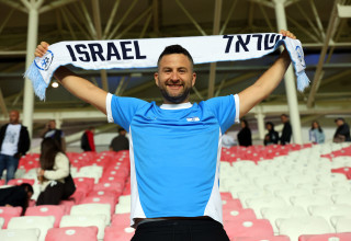 גיא הוכמן ביציע בדברצן (צילום: אודי ציטיאט)