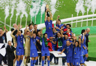 קנבארו מניף את הגביע העולמי ב-2006 (צילום: GettyImages)